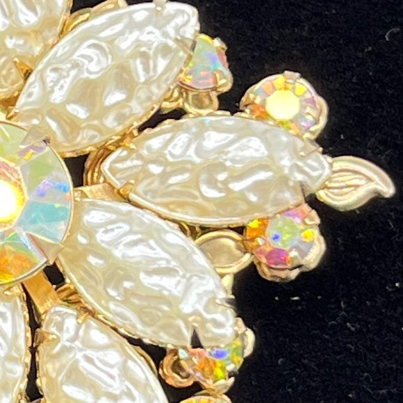 Vintage Flower, Crinkle Pearl, + A.B. Brooch + Earring set. - Picture 7 of 10